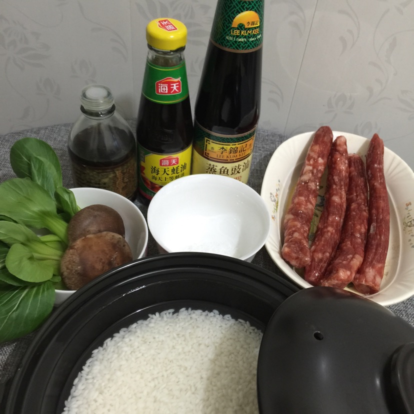 腊肠煲仔饭的做法图解1