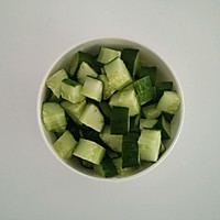 【减肥蔬菜汁】黄瓜汁的做法图解2