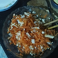 胡萝卜白菜虾仁包子的做法图解2