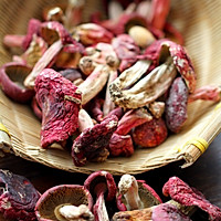 野生红菇煲乳鸽的做法图解2