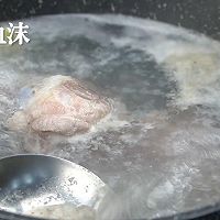 胡萝卜玉米筒骨汤的做法图解7