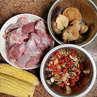 #以美食的名义说爱她#给妈妈准备的安神美颜的猴头菇玉米猪肉汤的做法图解1