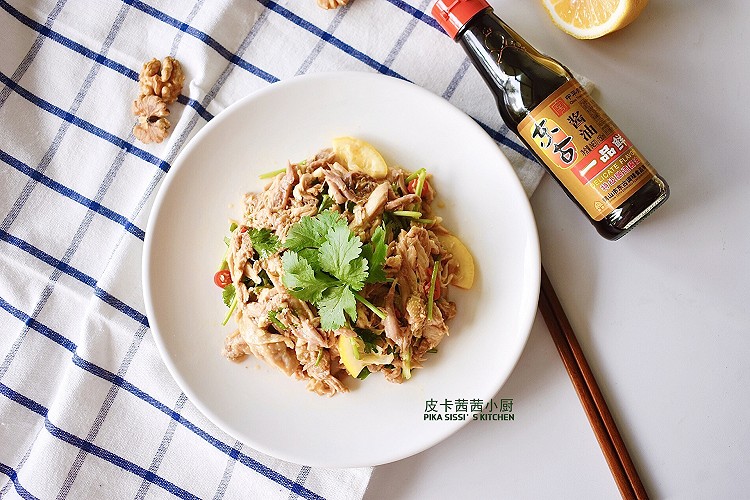 核桃柠檬手撕鸡的做法