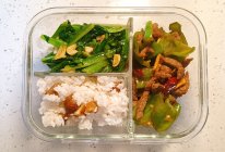 带饭：青椒炒牛肉+油麦菜+栗子蒸饭的做法