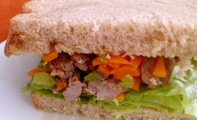 【健康早餐】铸铁锅菜谱 黑麦牛肉蔬菜三明治