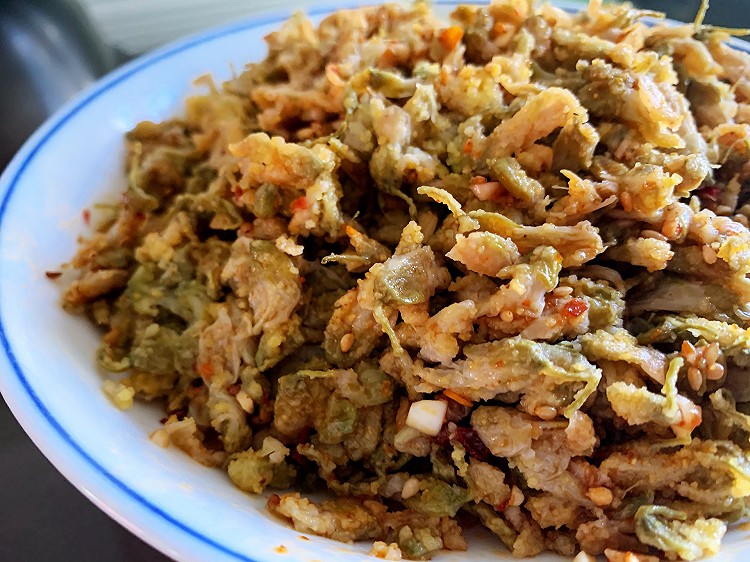 抓住槐花季的小尾巴 酸辣香浓槐花麦饭的做法