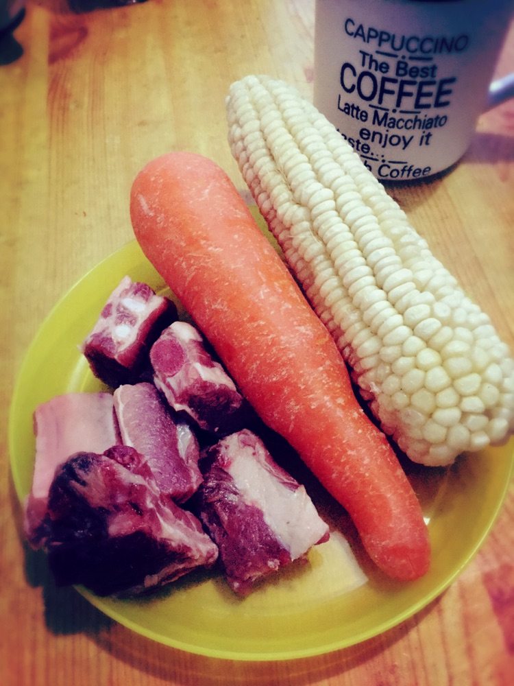 冬季暖身汤 之玉米排骨汤的做法图解1