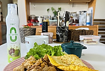 #纳福汇轻松喷出美味#煎鸡胸肉配鸡蛋饼的做法