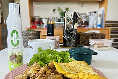 煎鸡胸肉配鸡蛋饼