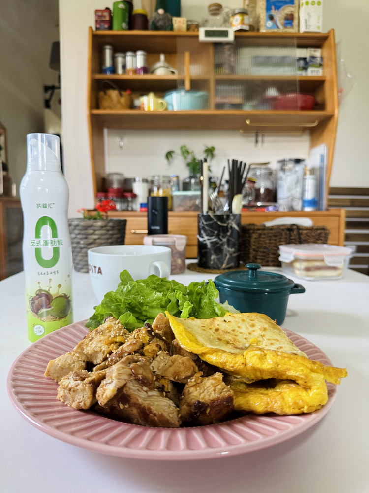 煎鸡胸肉配鸡蛋饼的做法