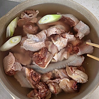 鲜笋老鸡火腿菌汤的做法图解1