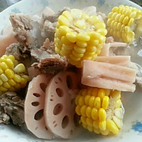 李孃孃爱厨房之一一玉米、莲藕排骨汤的做法图解1