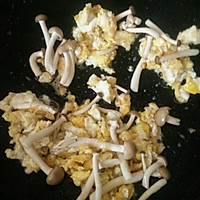蟹味菇炒河粉#丘北沙拉汁#的做法图解3