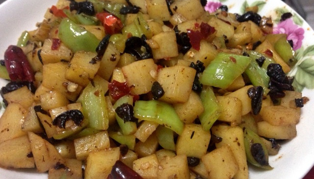 尖椒土豆丁—下饭菜的做法