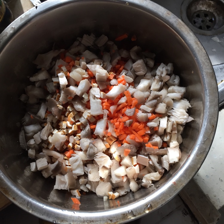 龙利鱼平菇胡萝卜香干饺子的做法图解1
