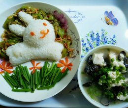 宝宝爱吃饭，虾皮丝瓜煲之白兔造型米饭的做法