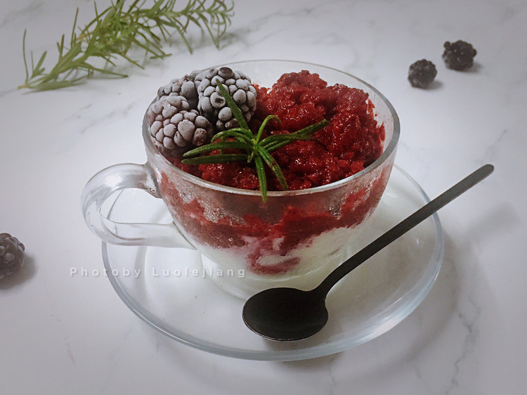 一把叉子就能搞定的黑莓冰沙的做法