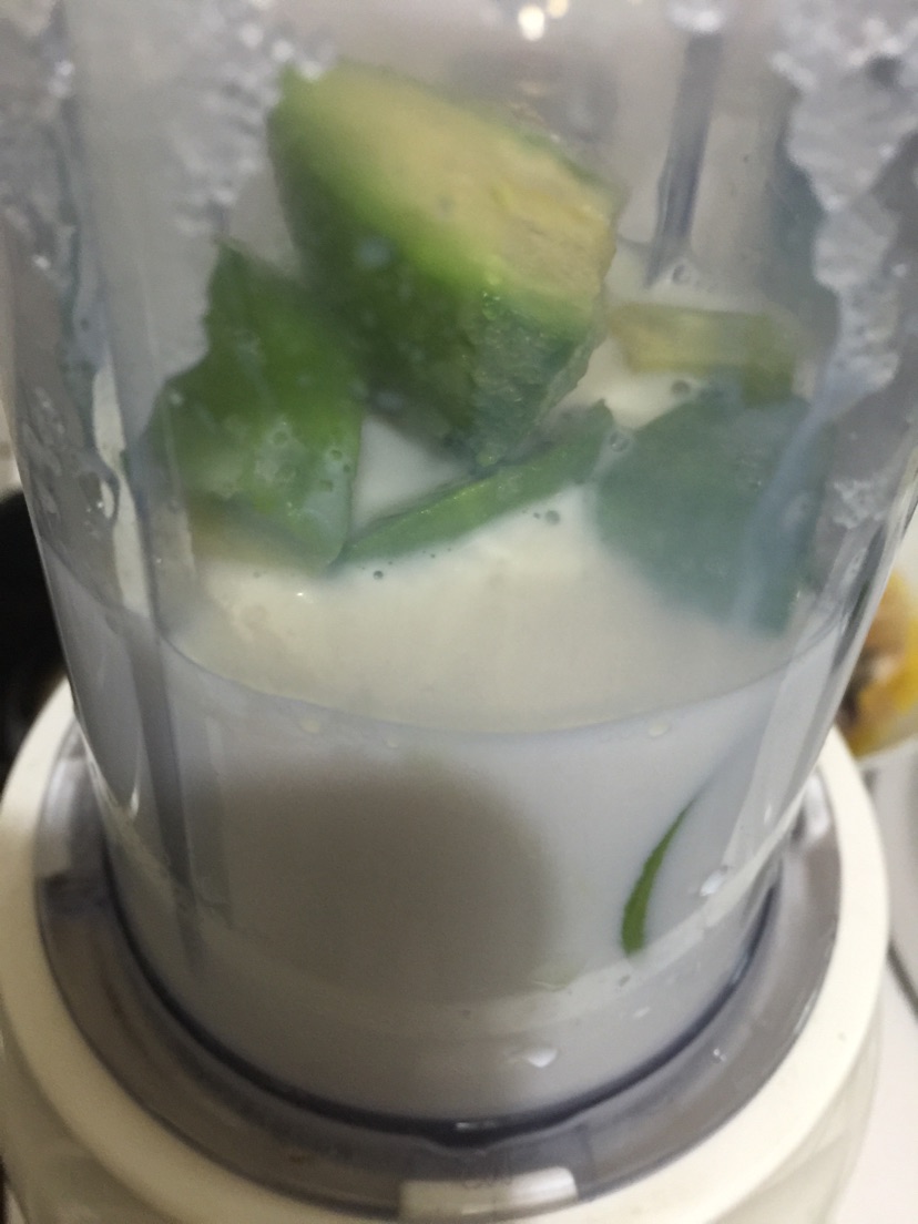 牛油果奶昔的做法图解3