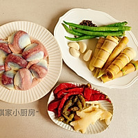 泡椒鲜笋爆鸡杂的做法图解1