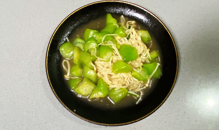 【孕妇食谱】丝瓜炒金针菇，水嫩翠绿，甜鲜又美味～的做法