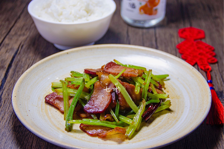 腊味年菜腊肉炒芹菜的做法