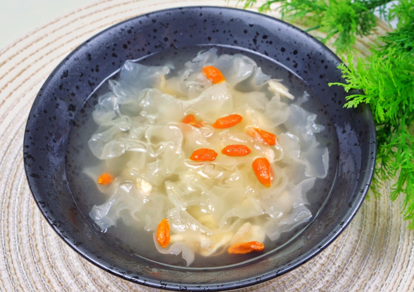 Yaozhu shrimp and tremella soup for nourishing qi and blood