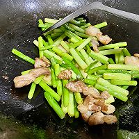 辣到爽川香爆炒蒜苔五花肉的做法图解3