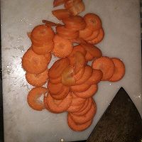 胡萝卜炒香肠片的做法图解1