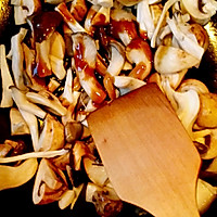 蚝油双菇丝瓜——苏苏家的做法图解4