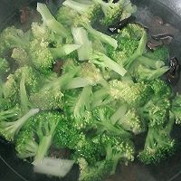 西兰花炒木耳的做法图解4