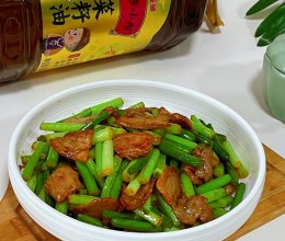 #菜油就选外婆乡，新鲜开榨抢先尝#蒜苔炒五花肉的做法
