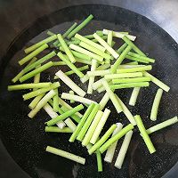 原来蒜苔炒鸡蛋要这样炒,难怪之前做的不好吃,新手一看就明白的做法图解3