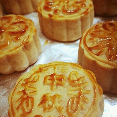 广式蛋黄莲蓉月饼