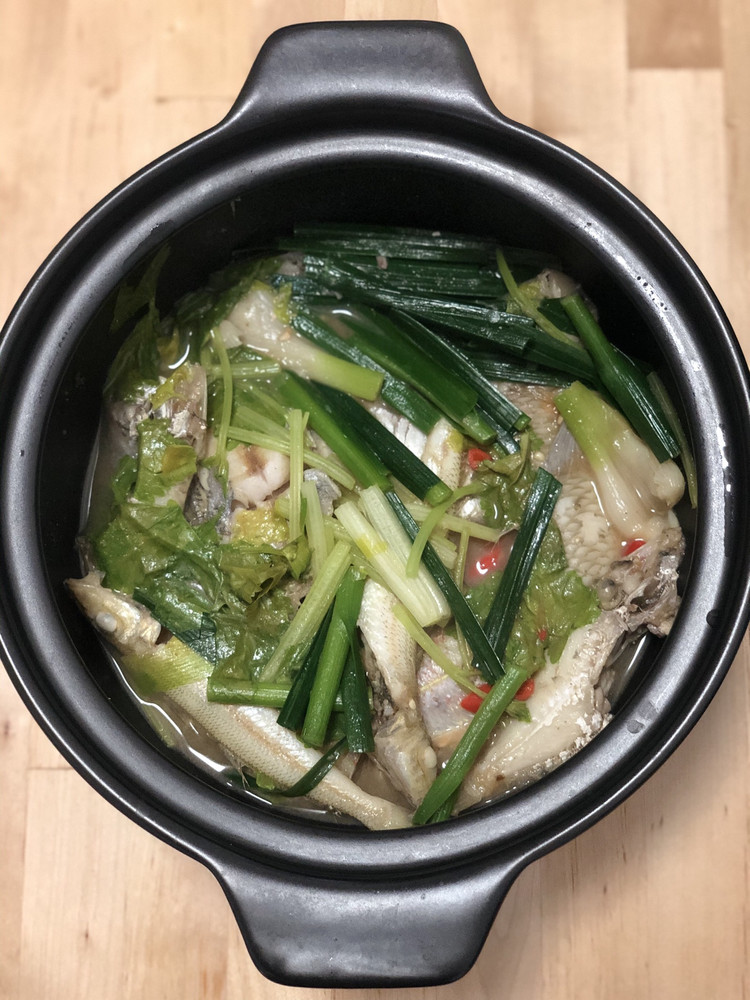 至鲜砂锅杂鱼煲的做法