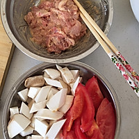 快手靓汤—西红柿杏鲍菇肉片汤的做法图解1