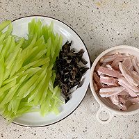 #好吃不上火#青笋炒肉丝（十分钟快手菜）的做法图解1