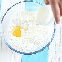 酥软诱人，牛气十足的蔓越莓牛角包的做法图解3