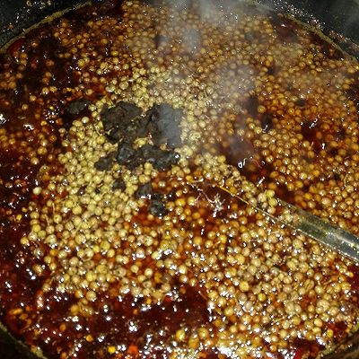 海椒熬制的差不多了,加入豆豉和花椒,搅拌熬制15分钟,花椒基本都飘在