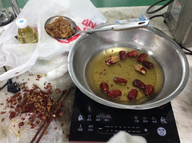 核桃枣泥糕的做法图解1