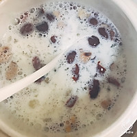 雪燕桃胶皂角米炖牛奶的做法图解3
