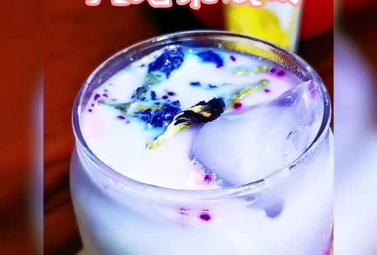 #在夏日饮饮作乐#蝶豆花火龙果酸奶的做法