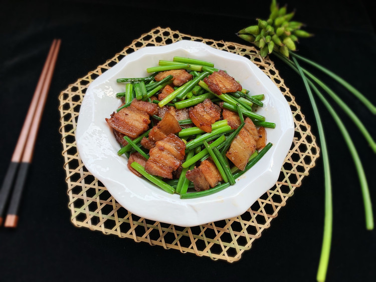 五花肉炒韭苔的做法