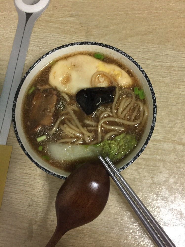 麻辣酸鸡蛋排骨面的做法