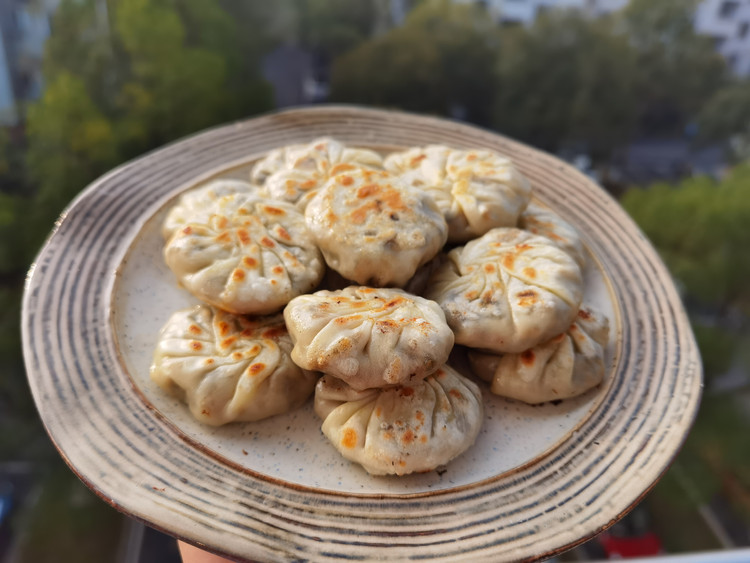 十分钟快手早餐——饺子皮干菜饼的做法