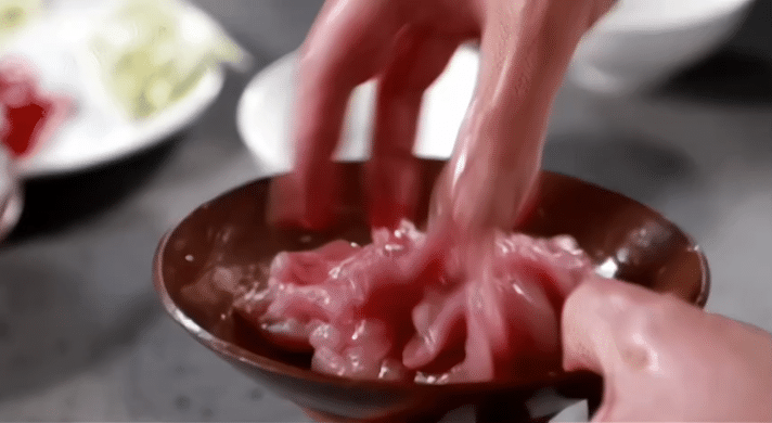 豌豆尖和滑肉，除了煮汤还能怎么吃？大师教你做豌豆尖炒滑肉的做法图解3