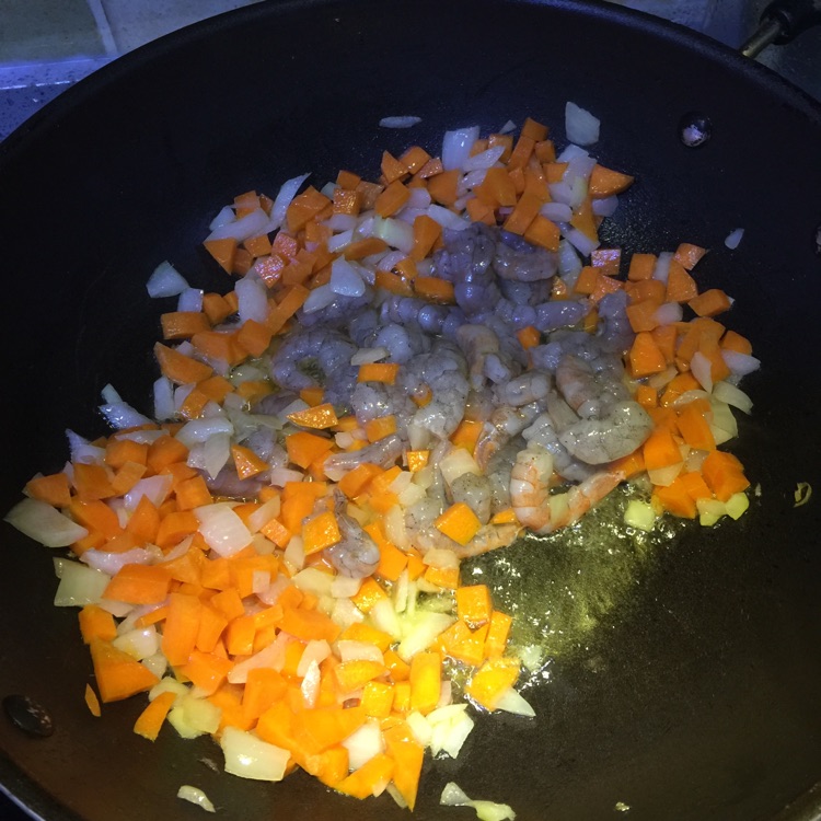 【佳佳姐の餐】虾仁咖喱炒饭的做法图解7
