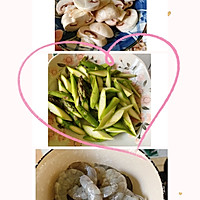 低脂营养芦笋蘑菇炒虾仁的做法图解2