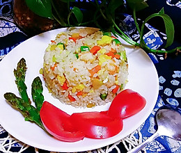 #做道懒人菜，轻松享假期#芦笋虾仁蛋炒饭的做法