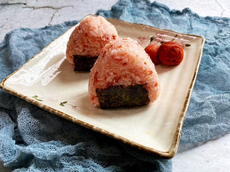 还原深夜食堂第四十三话の梅子饭团的做法