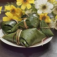 辣香肠咸蛋黄四角粽的做法图解16